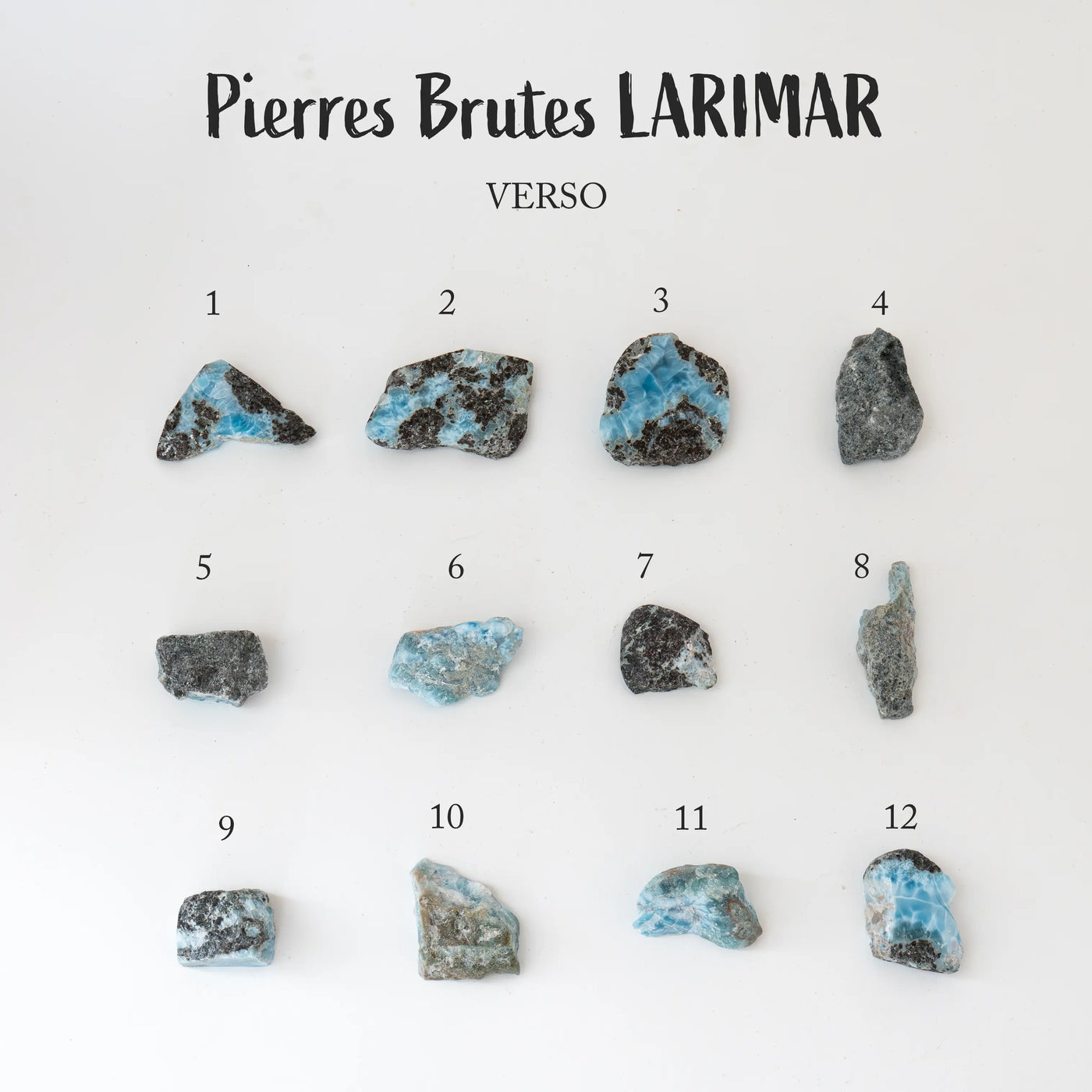 Plus de dix pierres naturelles de Larimar sont présentées vue de dessus, sur fond blanc. Ces pierres peuvent comporter des parties en roches et des parties bien bleu symbole d'un Larimar de très bonne qualité.