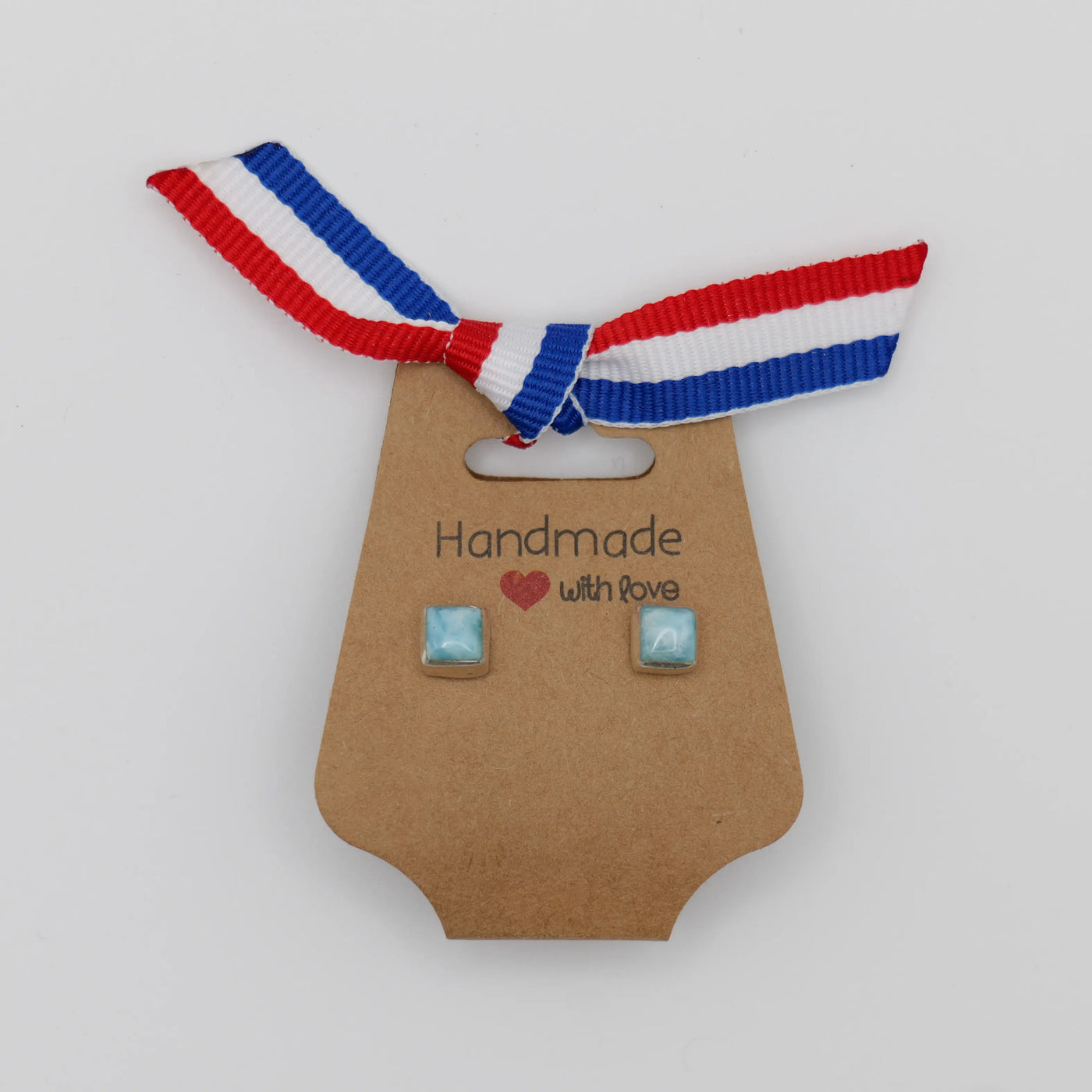 Boucles d'oreilles faites à la main en République Dominicaine avec une pierre de Larimar carrée sur un sertissage en argent 925.