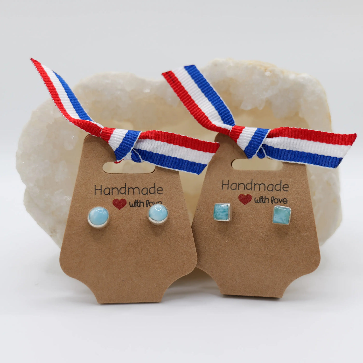 Deux aires de boucles d'oreilles en argent 925 avec une pierre naturelle de Larimar de orme ronde ou carrée.