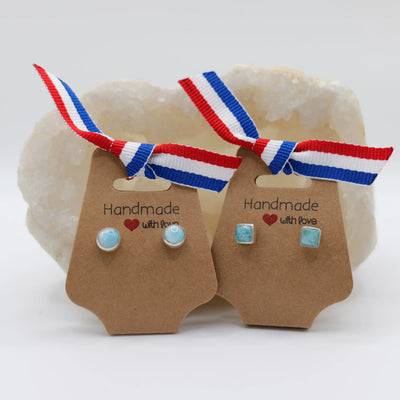 Deux aires de boucles d'oreilles en argent 925 avec une pierre naturelle de Larimar de orme ronde ou carrée.