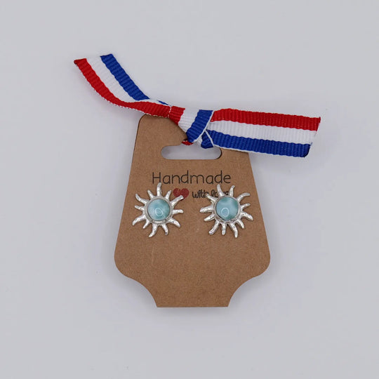 Petit soleil en argent 925 avec une pierre naturelle de Larimar de couleur bleu en son centre.