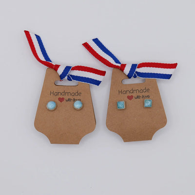 Une paire de boucles d'oreille ronde et une paire carré faite en Larimar de couleur bleue et sertie avec de l'argent 925.