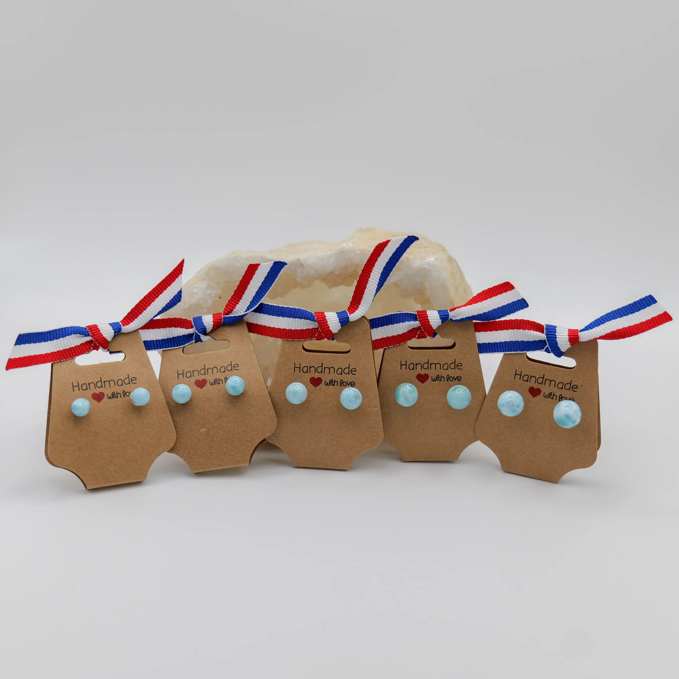 Boucles d'oreilles de forme sphériques taillées à la main dans la pierre naturelle de Larimar. 5 diamètres différents présentés.