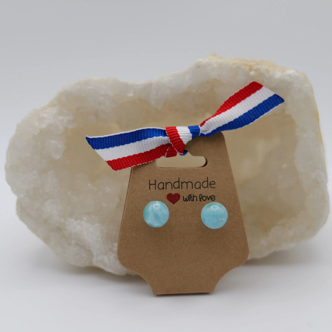 Sphère en Larimar de couleur bleu monté sur une tige en argent. Boucles d&