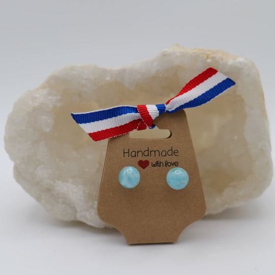 Sphère en Larimar de couleur bleu monté sur une tige en argent. Boucles d&
