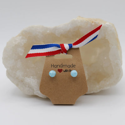 Paire de boucles d'oreilles en forme de boules de petite taille en Larimar d'un bleu intense.