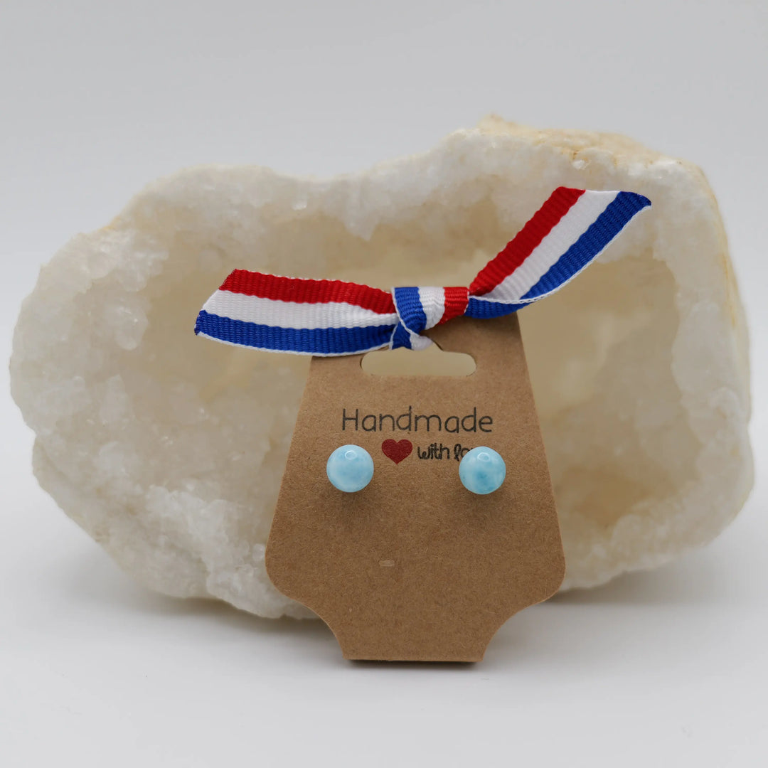 Bijou artisanal fait avec un magnifique Larimar de couleur bleu venant de République Dominicaine. Boucles d&