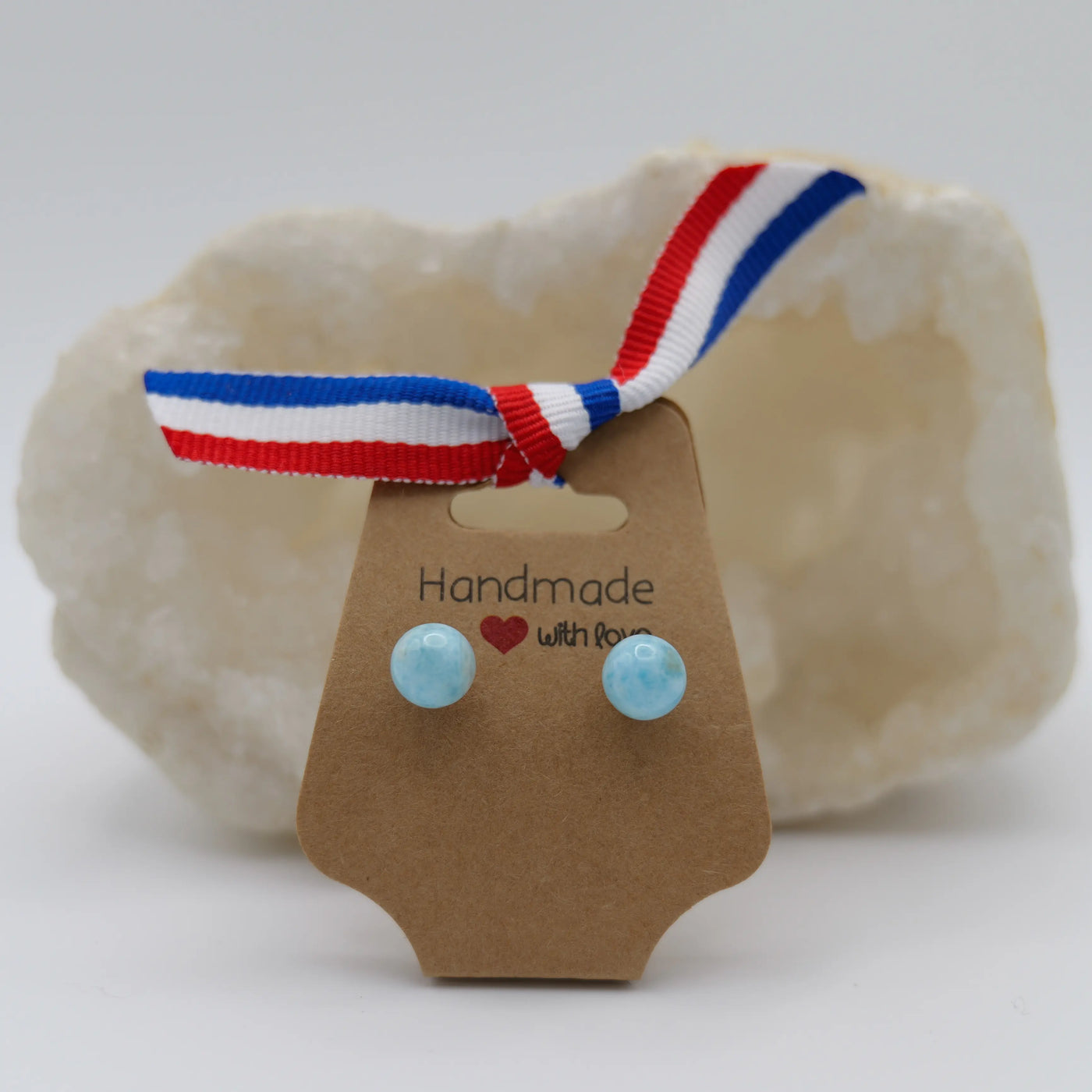 Petites boucles d'oreilles en Larimar bleu de République Dominicaine. Bijou unique et original fait artisanalement. Pierre naturelle.