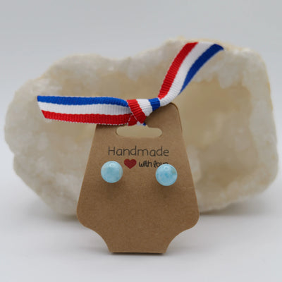 Petites boucles d'oreilles en Larimar bleu de République Dominicaine. Bijou unique et original fait artisanalement. Pierre naturelle.