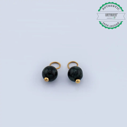 Paire de perles de Jade dite Jaguar Maya venant du Guatemala, de couleur verte foncé. Perles naturelles en 6mm pouvant être montées sur une paire de créoles en acier inoxydable 316L rondes ou rectangulaires. 