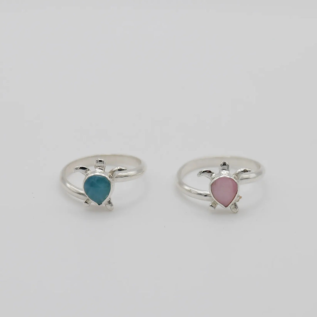 Deux tortues en argent 925 monté chacune sur une bague en argent 925 faite artisanalement. Tortue avec le corps en Lambi ou Larimar