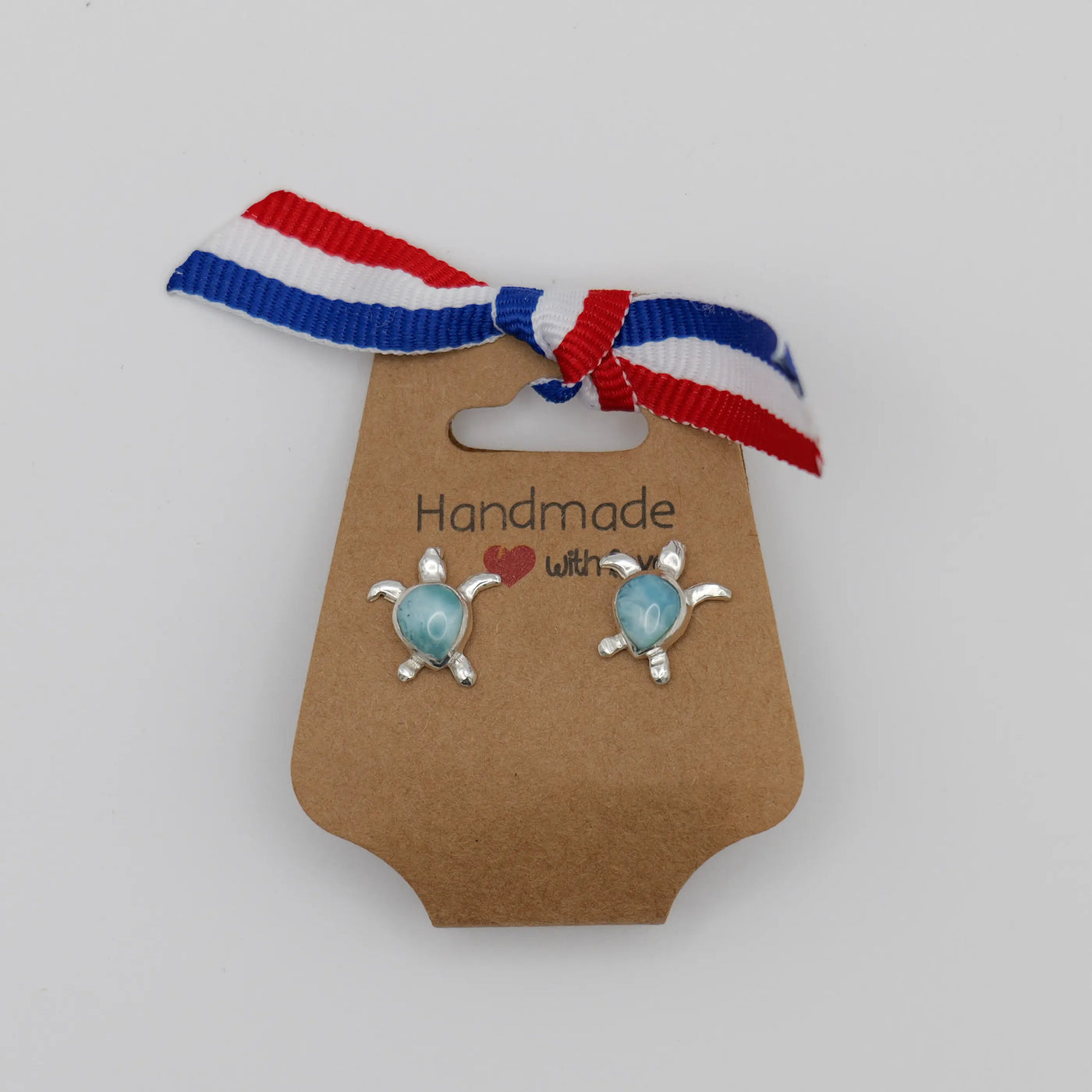 Boucles d'oreilles en argent 925 avec un cabochon ovale en Larimar. Boucles d'oreilles en forme de tortues.