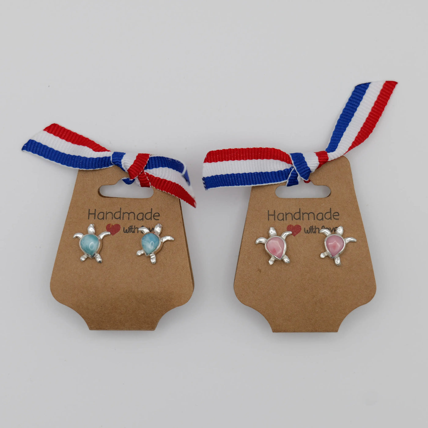 Deux paires de boucles d'oreilles en argent 925 avec soit du Lambi soit du Larimar de République Dominicaine taillé artisanalement.