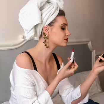 Notre Ambassadrice Tara De Metz qui porte l'une de nos créations Orparima. Le tour d'oreille "Le Paon" de la collection Plumes. Notre Ambassadrice représente tout le coté glamour et so chic. Elle est une véritable égérie pour Orparima.   