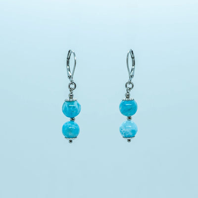 Photo d'une paire de boucles d'oreilles en acier inoxydable 316L argenté avec sur chacune deux perles de larimar 