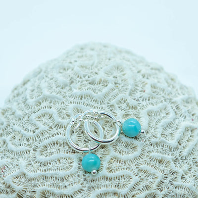 Boucles d'oreilles créoles de 15mm de diamètre avec une perle de larimar de République Dominicaine pendante.
