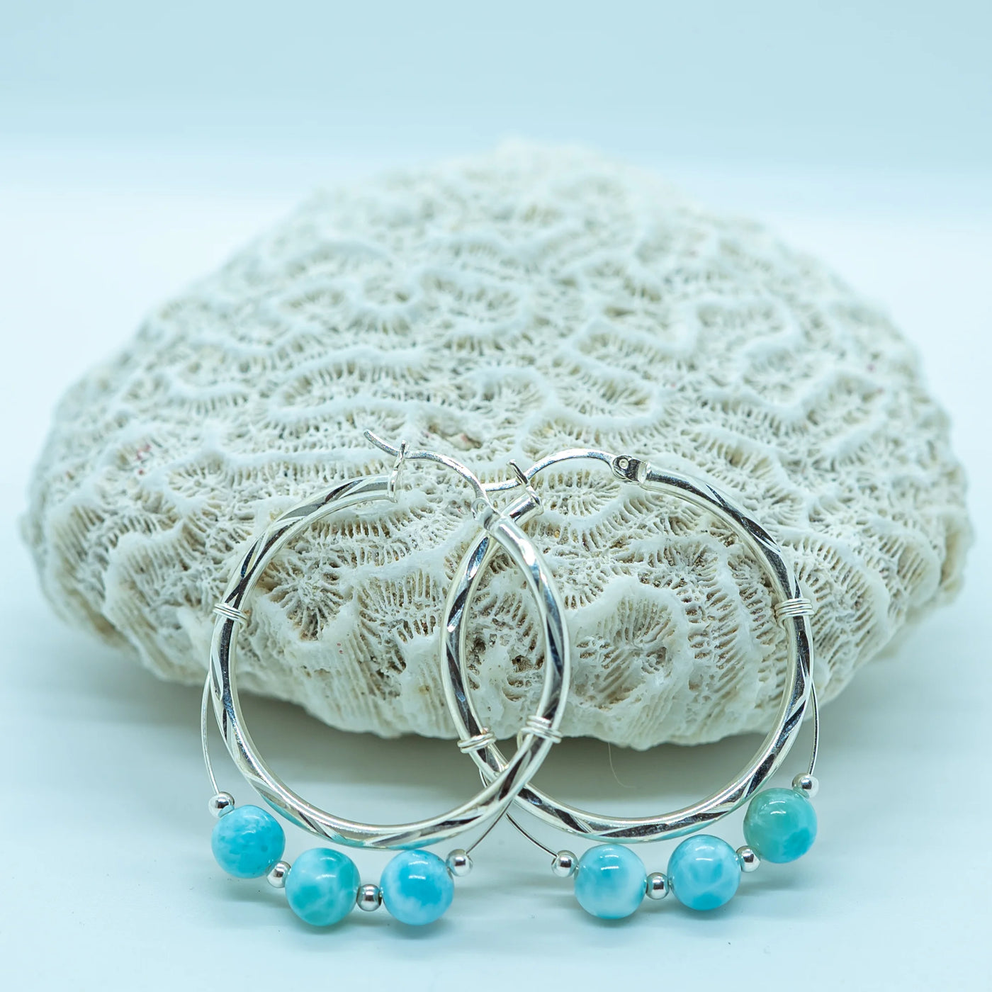 Boucles d'oreilles créoles en argent 925 texturées. Trois perles de larimar avec des petites perles intercalaires en argent montés sur un fil argent attachés à chaque boucle d'oreille.