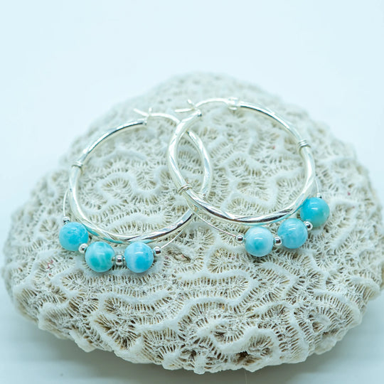 Trois perles de larimar de République Dominicaine montées sur une paire de boucles d&