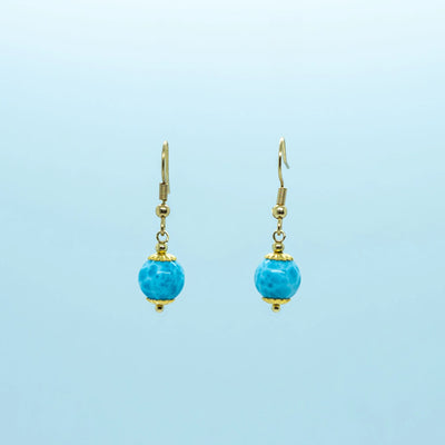 Boucles d'oreilles de couleur dorées en acier inoxydable 316L dit chirurgical, avec une perle de larimar bleue.