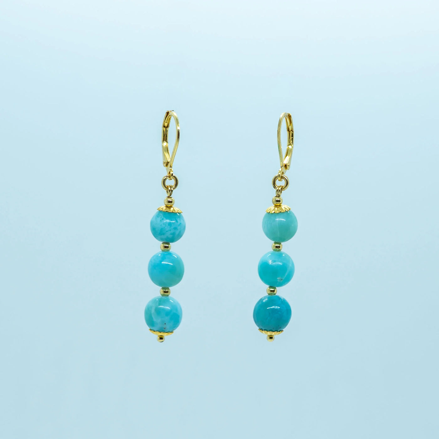 Boucles d'oreilles dorées en acier inoxydable 316L avec trois perles de larimar origine République Dominicaine en pendant.