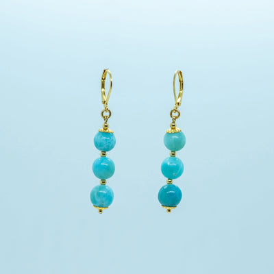 Boucles d'oreilles dorées en acier inoxydable 316L avec trois perles de larimar origine République Dominicaine en pendant.