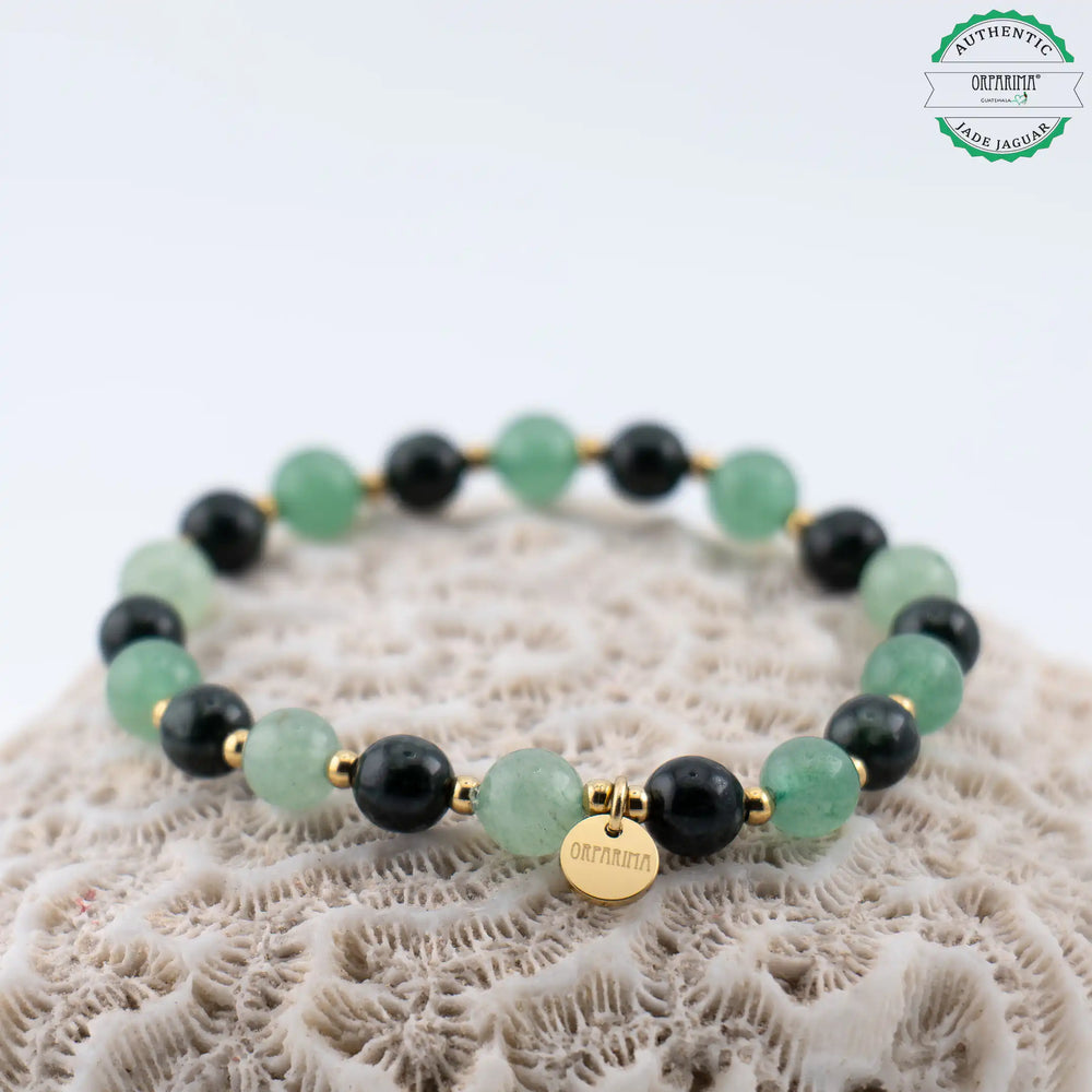 superbe bracelet en fil élastique avec des perles de Jade Jaguar du Guatemala et d'Aventurine verte du Brésil. Perles de 6mm de diamètre séparées par des petites perles intercalaires dorées en acier inoxydable.
