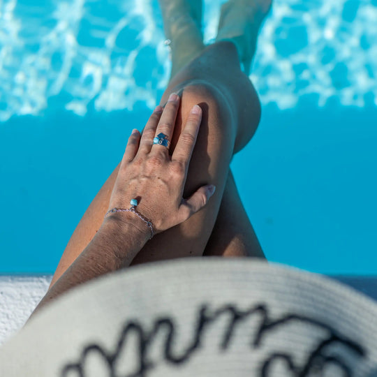 femme prise de photo du dessus, assise sur le bord d&