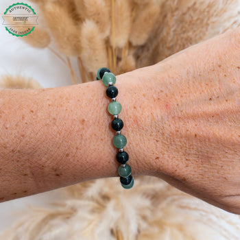 Superbe bracelet avec une alternance de perles naturelles de 6mm en Aventurine verte du Brésil et en Jade Jaguar du Guatemala séparées par des petites perles intercalaires en acier inoxydable 316L.