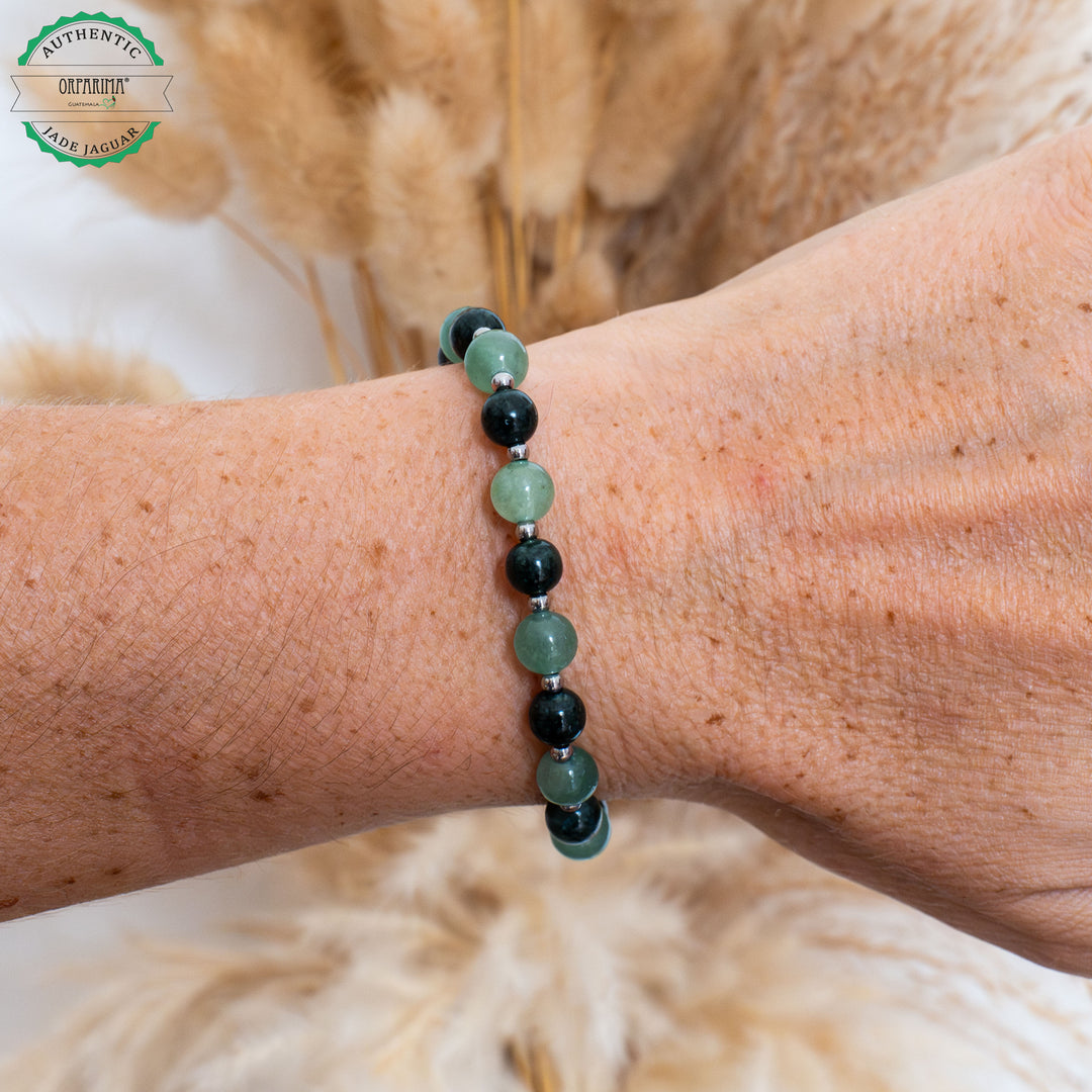 Superbe bracelet avec une alternance de perles naturelles de 6mm en Aventurine verte du Brésil et en Jade Jaguar du Guatemala séparées par des petites perles intercalaires en acier inoxydable 316L.