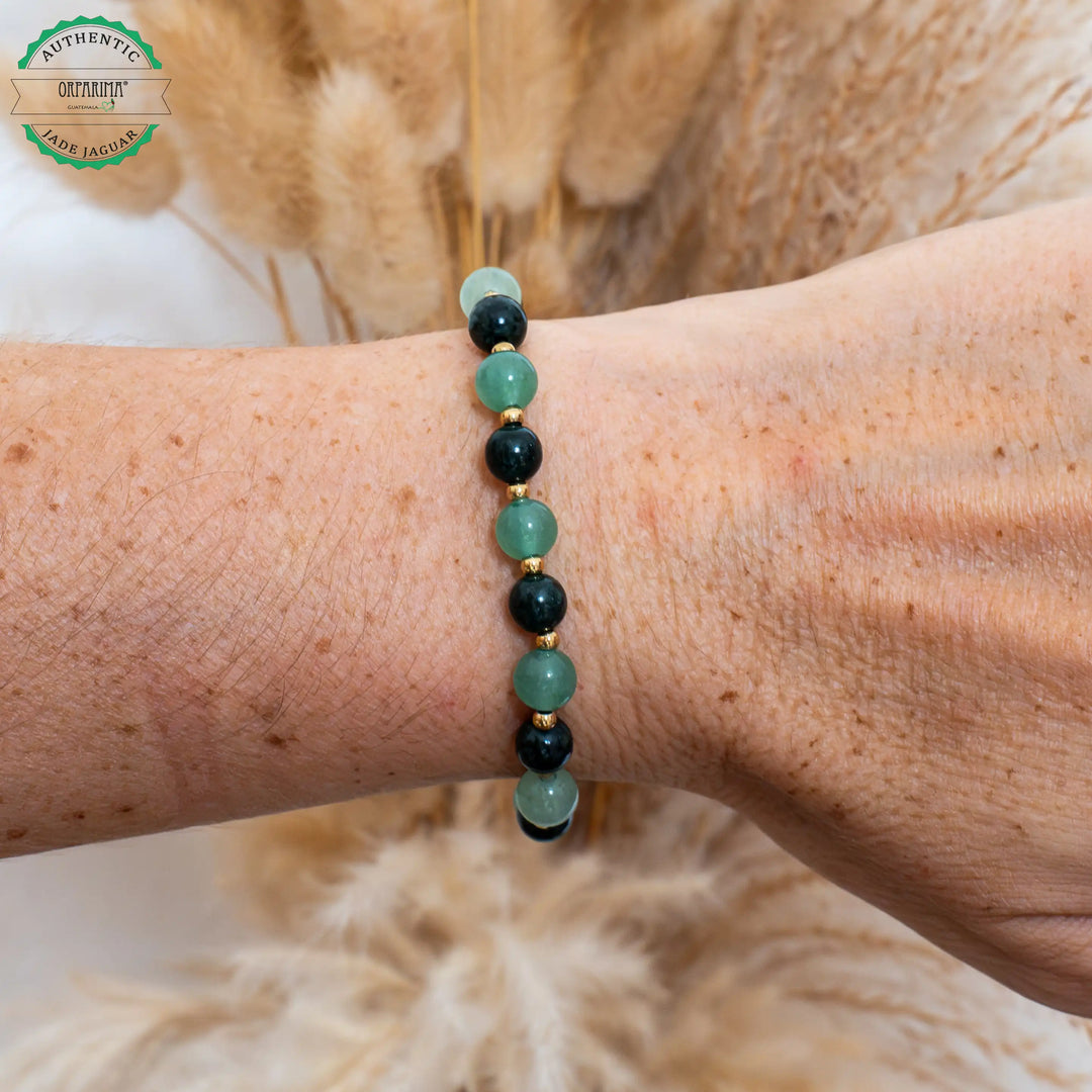 Alternance de perles de 6mm en Jade Jaguar et en Aventurine verte sur un bracelet élastique.