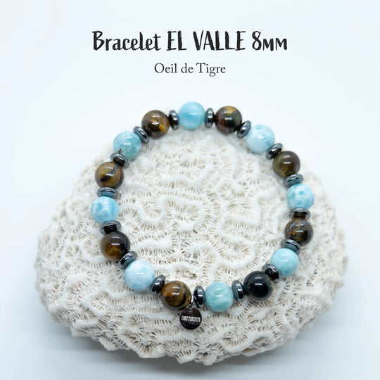 Bracelet avec une alternance de perles d’œil du tigre et de Larimar de République Dominicaine. Le bracelet est fait avec un fil élastique extensible et des perles de 8mm. Fait à la main