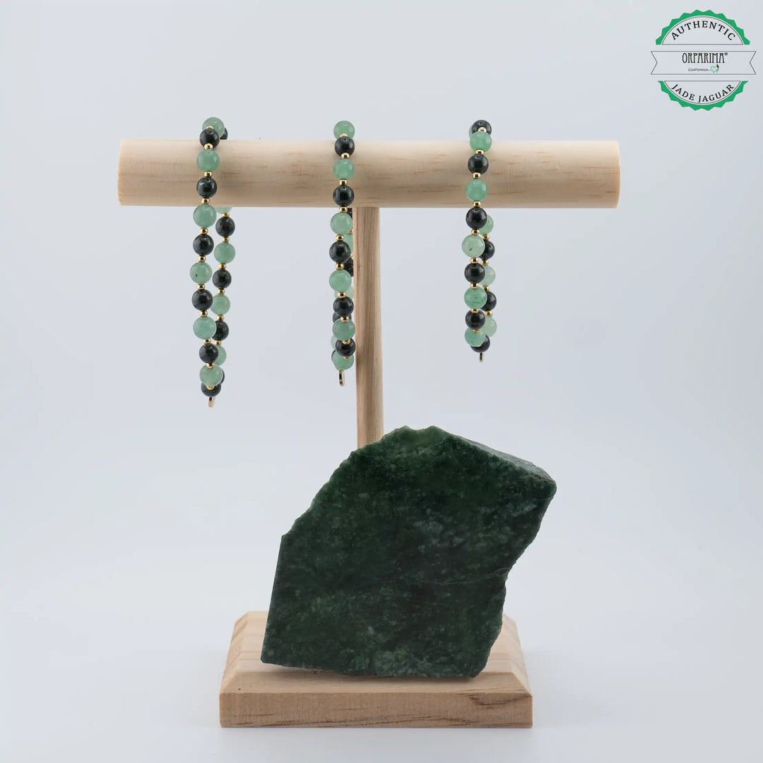 Trois bracelets de trois tailles différentes posés sur un présentoir en bois. Bracelets élastiques avec des perles naturelles en 6mm. Alternance de perles d&