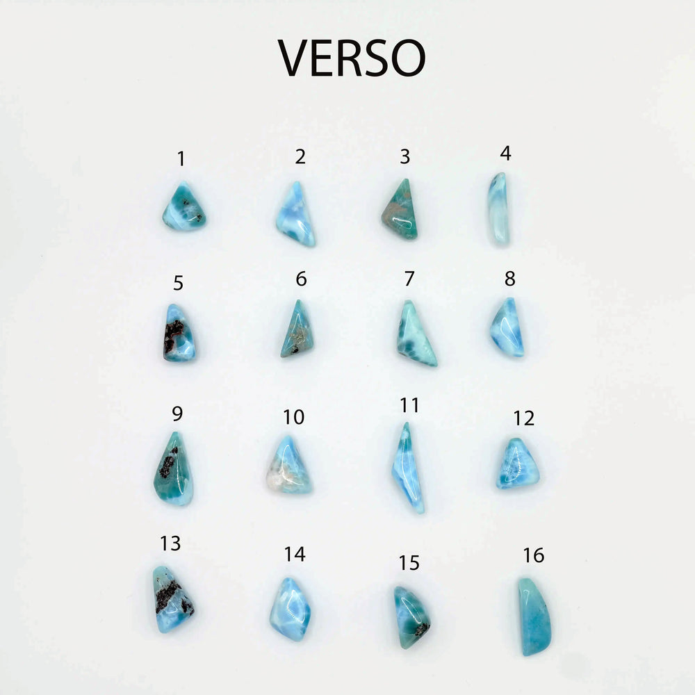ensemble de 16 pièces de Larimar de différentes formes, triangulaire pour la plupart, pouvant être montés sur un collier.