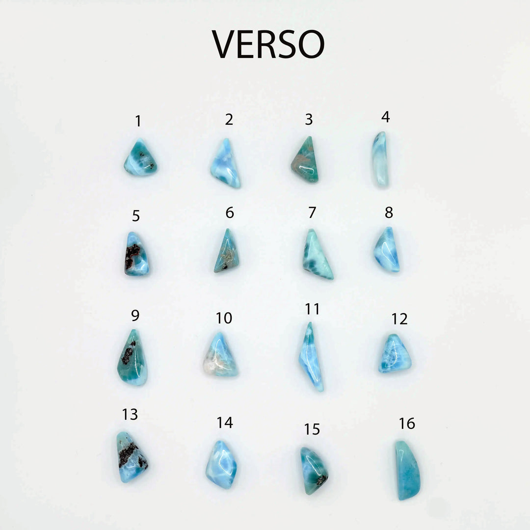 ensemble de 16 pièces de Larimar de différentes formes, triangulaire pour la plupart, pouvant être montés sur un collier.