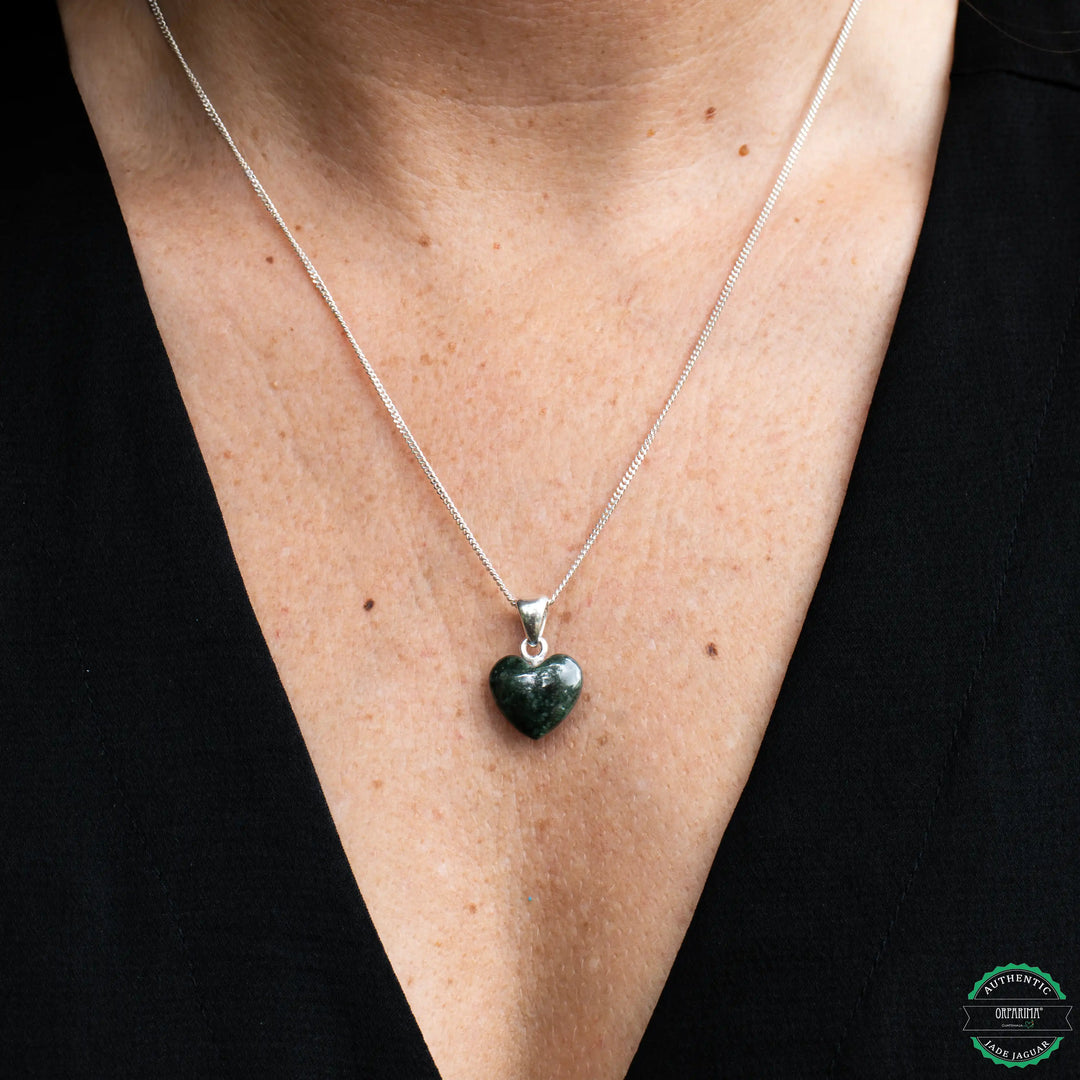 Cœur taillé dans la pierre naturelle de Jade Jaguar Maya venant uniquement du Guatemala. Pierre de couleur verte.