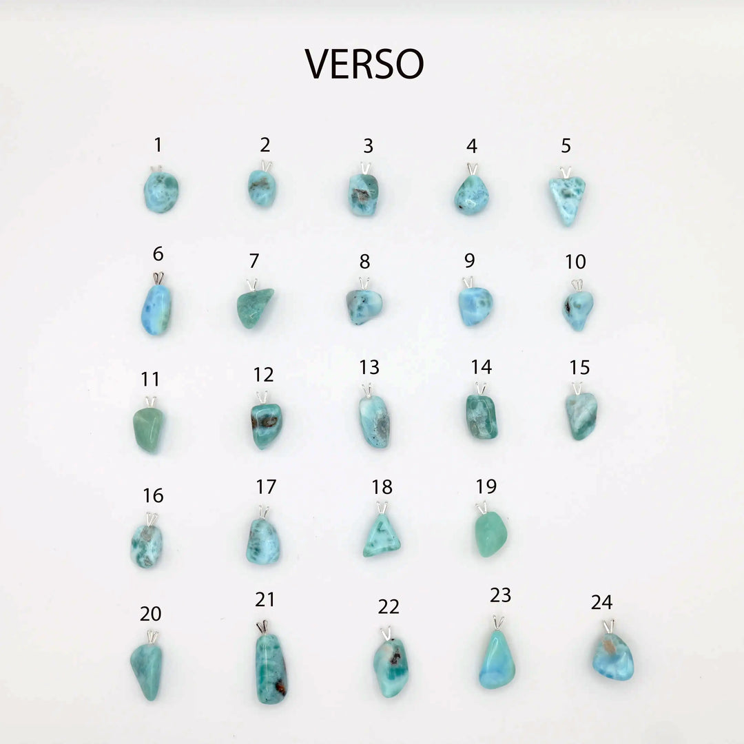 Plusieurs pendentifs en Larimar bleu de République Dominicaine avec une petite bélière en argent 925 disposées sur un fond blanc.