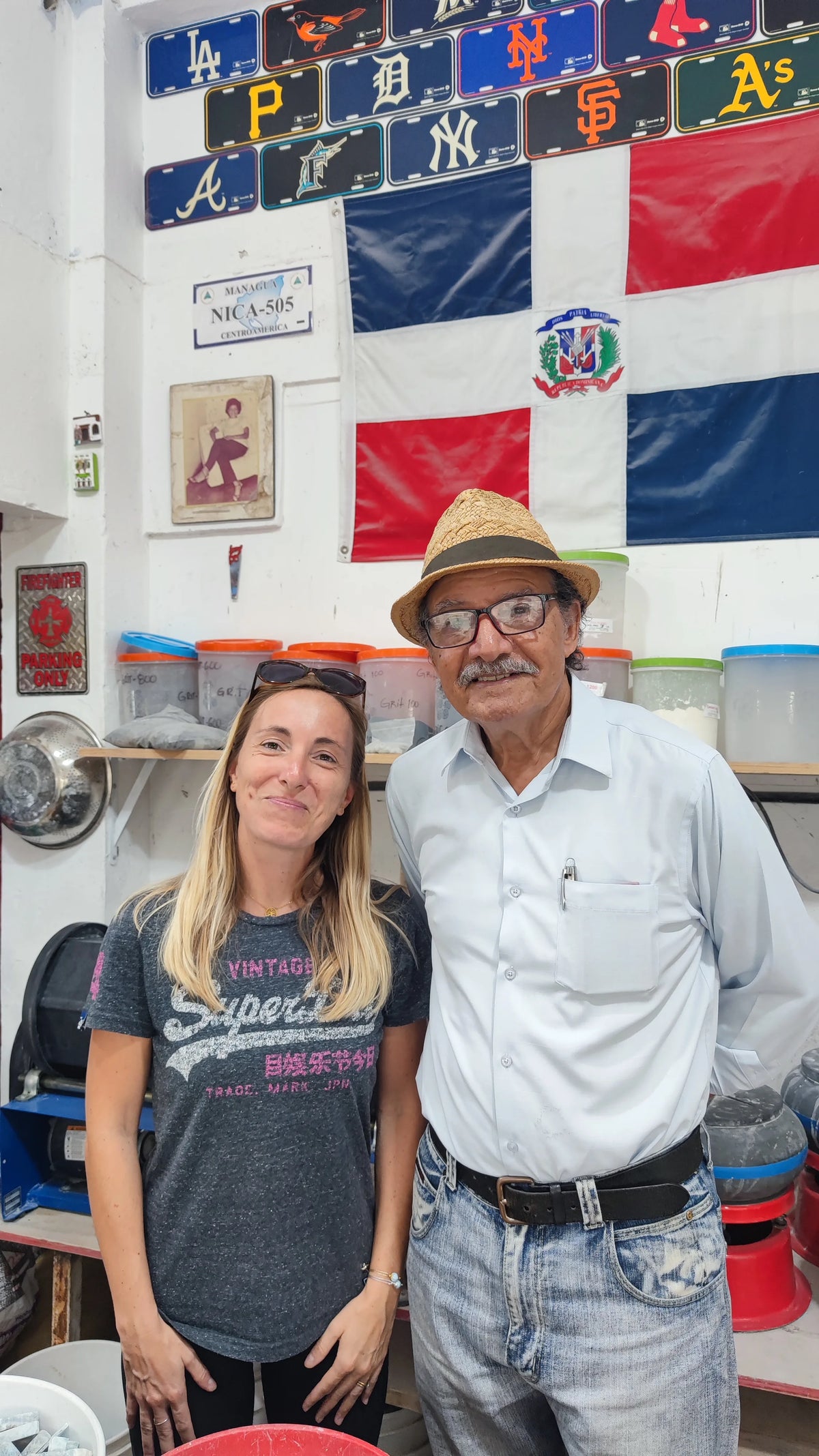 jeune femme posant avec un homme plus âgé, cet homme est Miguel Mendez, celui qui à découvert et fait connaître la pierre naturelle de Larimar de République Dominicaine.