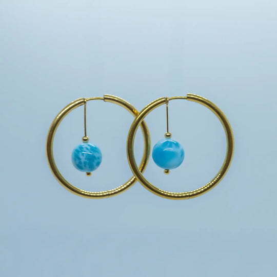 Deux perles de Larimar au bleu intense sont montées sur une paire de boucle d&
