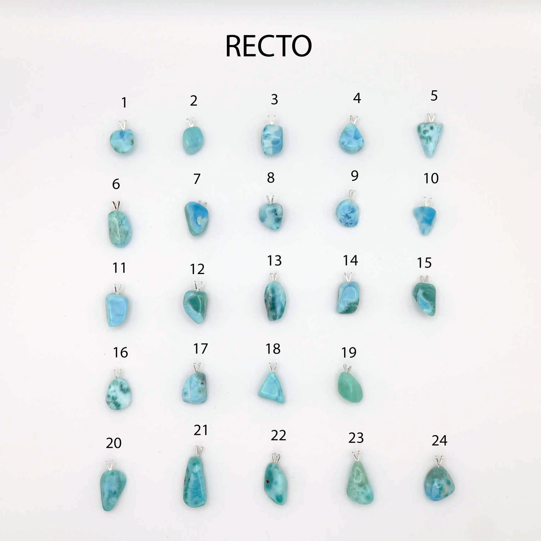 Total de 24 pierres roulées de Larimar disposées sur un fond blanc et possédant une bélière en argent 925. Pierre naturelle bleu pour collier.