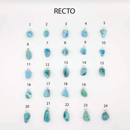 Total de 24 pierres roulées de Larimar disposées sur un fond blanc et possédant une bélière en argent 925. Pierre naturelle bleu pour collier.