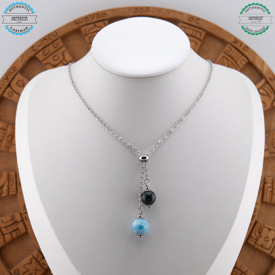 superbe collier argenté en acier inoxydable 316L avec une bague en caoutchouc et deux perles pendantes. L&