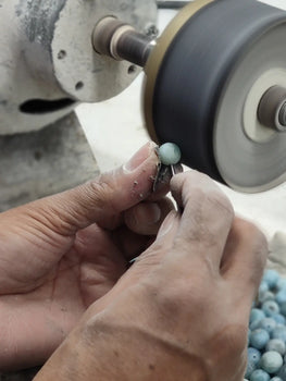 zoom sur une perle de Larimar en train d'être meulée dans un atelier de fabrication en République Dominicaine.