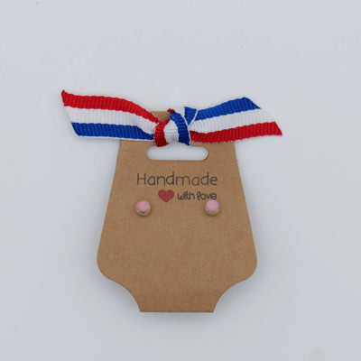 Mini boucles d'oreilles ou puces d'oreilles en argent 925 avec du Lambi de forme ronde au centre de chaque boucle.