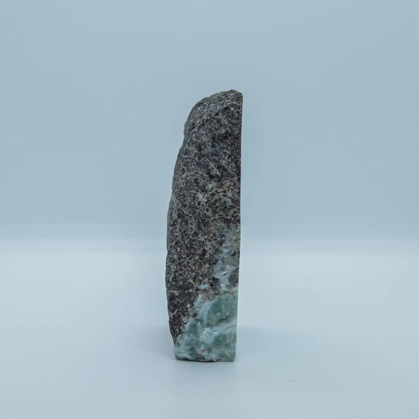 Profil d'un bloc de roche contenant de la pierre naturelle de Larimar. Ce bloc provient de la mine de Barahona en République Dominicaine.