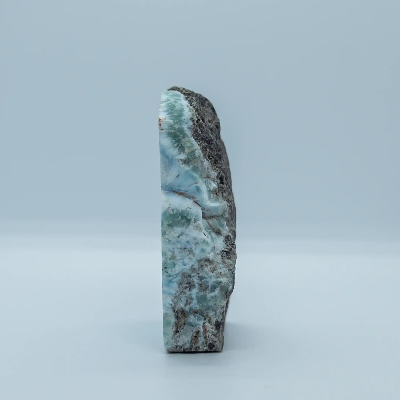 Vue de profil d'un bloc de roche contenant du Larimar. Pierre naturelle extraite en République Dominicaine. Pierre pour collectionneur.