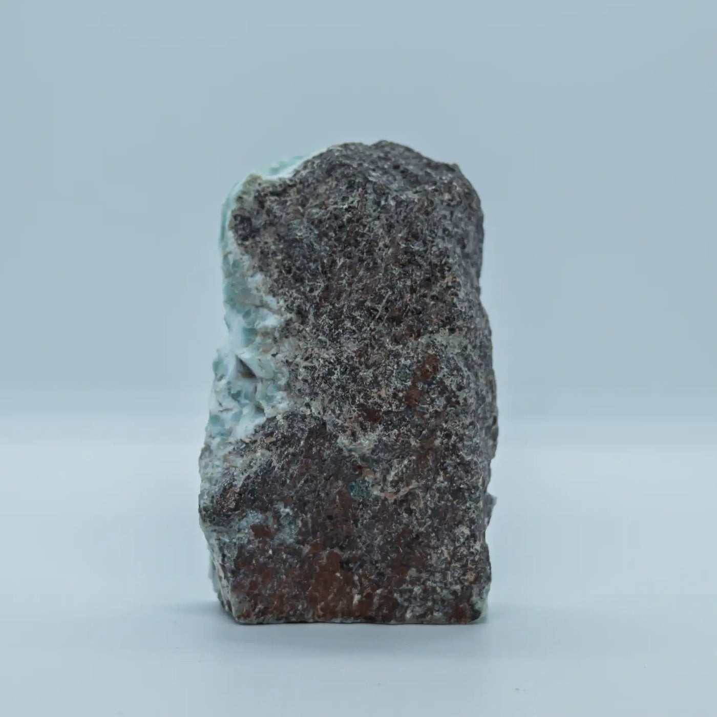 Photo macro d'une roche contenant du Larimar de République Dominicaine. Cette roche est prise en photo sur sa face verso, une partie de Larimar se trouve sur la partie gauche du bloc de roche.