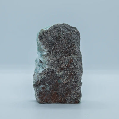 Photo macro d'une roche contenant du Larimar de République Dominicaine. Cette roche est prise en photo sur sa face verso, une partie de Larimar se trouve sur la partie gauche du bloc de roche.