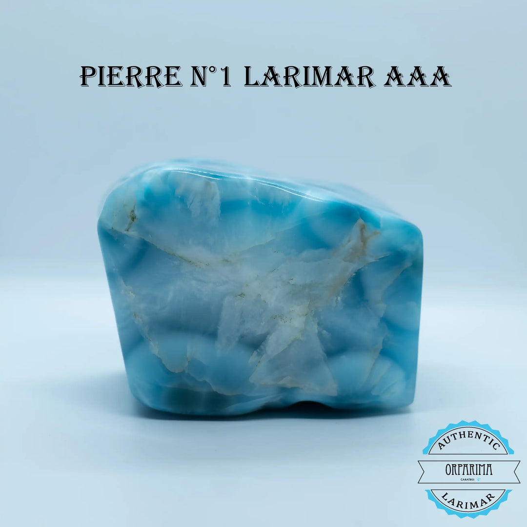 Pièce magnifique de Larimar sous forme de bloc posé sur fond blanc. Plusieurs nuances de bleu et de blanc pour un Larimar de la meilleure des qualité.