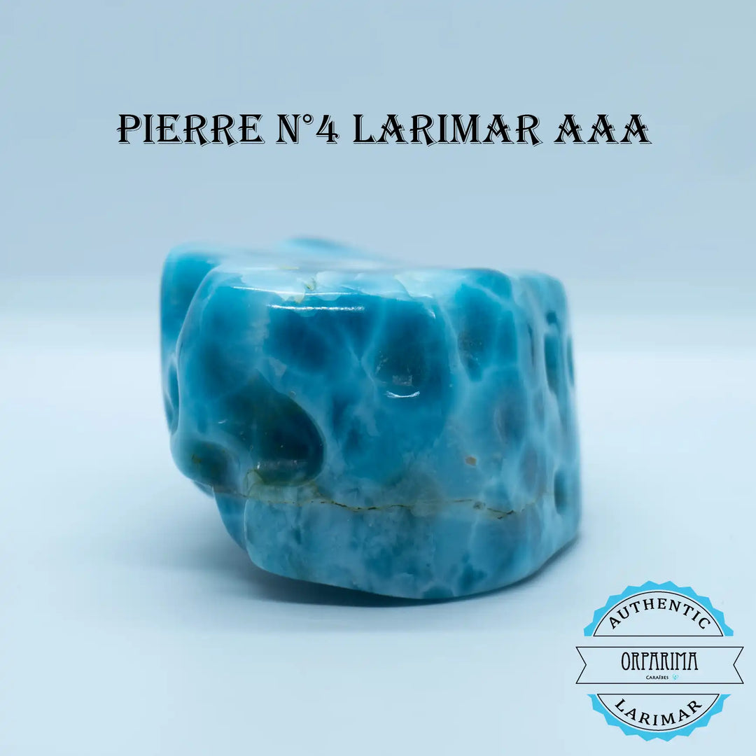 Pierre naturelle de Larimar aux forme très arrondies et de qualité supérieur. Bloc de Larimar posé sur fond blanc. Pierre de Larimar extrêmement rare pour collectionneur.