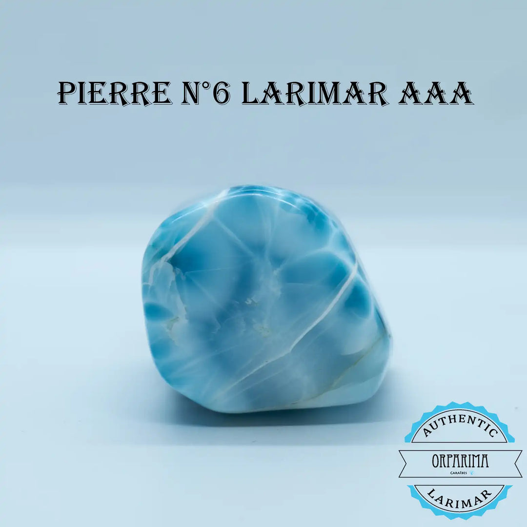 Petit bloc de Larimar bleu posé sur fond blanc. Pièce de Larimar très rare idéale pour les collectionneur. Le Larimar est une pierre naturelle.